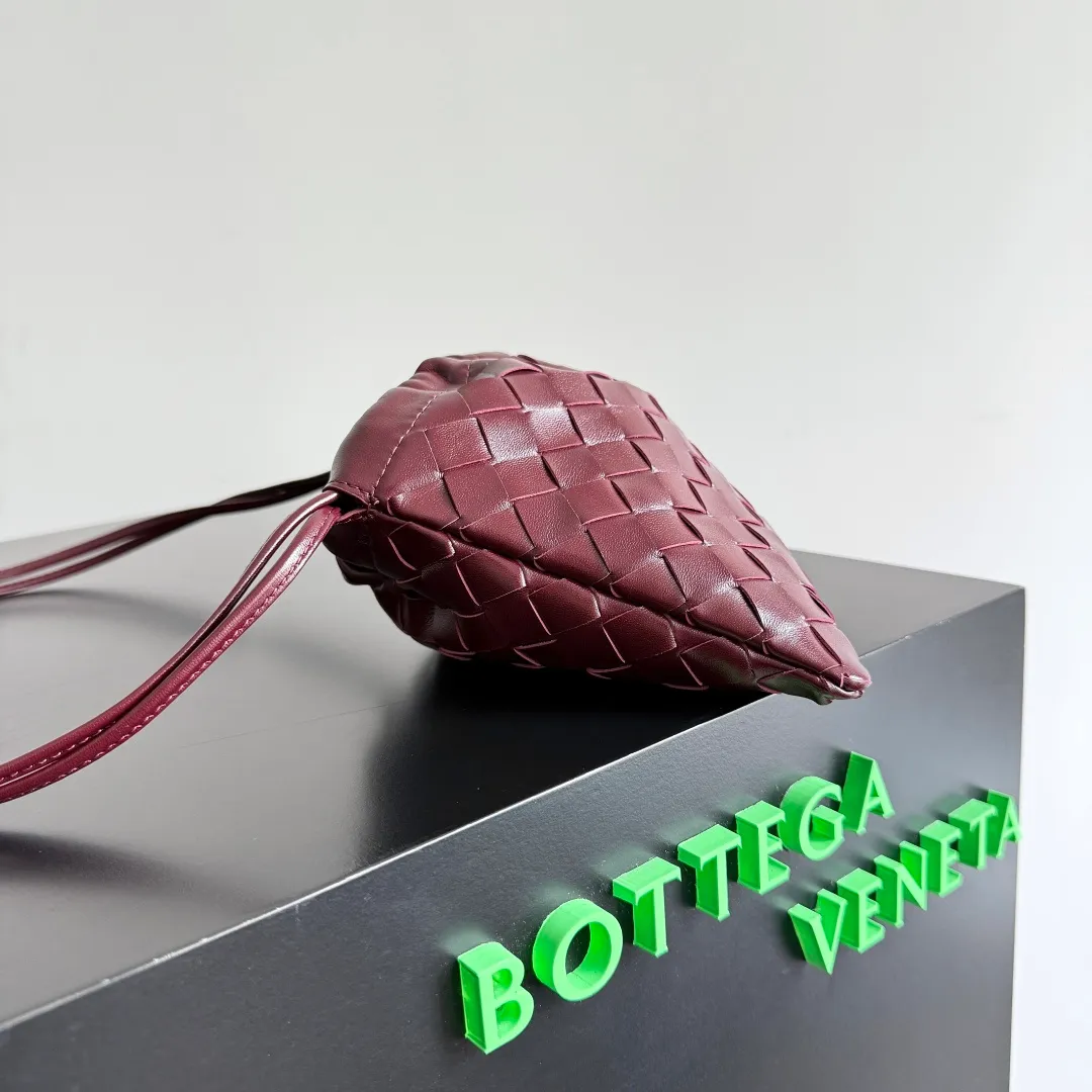 Batch 1400 BOTTEGA VENETA DUSTBAG mini size is officially launched📣📣. It still continues the classic weaving process. The lazy and casual feeling presented by the drawstring pockets is not too suitable for summer. The small back body is light and convenient. It is enough to carry lipstick and tissues when going out every day. It is not easy to make mistakes with any clothes. The shoulder strap has a buckle and pull-out design, which can be adjusted to unlock multiple carrying methods. Style number: 816987 Size: 21*16.6*1cm